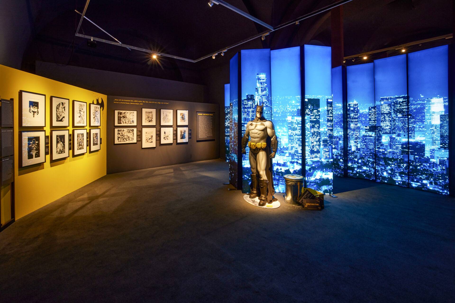 Statua di Batman alla mostra SUPERHEROES