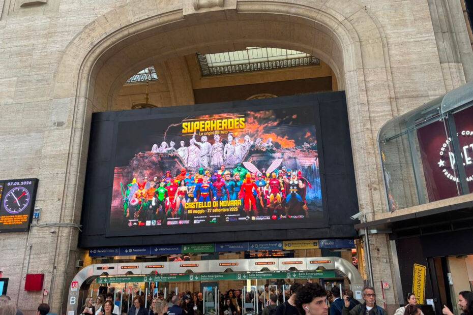 Cartellone SUPERHEROES a Milano Centrale